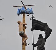 Rusas lipa stulpu, kurio vir&scaron;ų pasiekęs gali pasiimti prizą