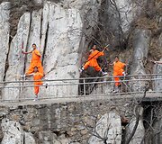 &Scaron;aolin kung fu praktikuojantys Kinai ant kalno