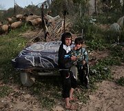 Palestiniečiai netoli Izraelio pajėgų ap&scaron;audyto namo