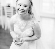 Modelio Madeline Stuart romanti&scaron;ka fotosesija