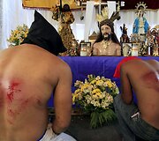 Filipinuose tikintieji kra&scaron;tutinėmis priemonėmis atkartoja Kristaus nukryžiavimą