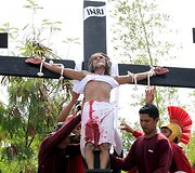 Filipinuose tikintieji kra&scaron;tutinėmis priemonėmis atkartoja Kristaus nukryžiavimą