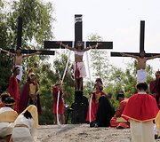 Filipinuose tikintieji kra&scaron;tutinėmis priemonėmis atkartoja Kristaus nukryžiavimą