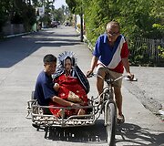 Filipinuose tikintieji kra&scaron;tutinėmis priemonėmis atkartoja Kristaus nukryžiavimą