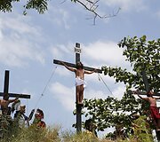 Filipinuose tikintieji kra&scaron;tutinėmis priemonėmis atkartoja Kristaus nukryžiavimą