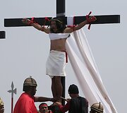 Filipinuose tikintieji kra&scaron;tutinėmis priemonėmis atkartoja Kristaus nukryžiavimą