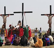 Filipinuose tikintieji kra&scaron;tutinėmis priemonėmis atkartoja Kristaus nukryžiavimą
