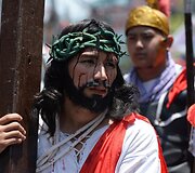 Filipinuose tikintieji kra&scaron;tutinėmis priemonėmis atkartoja Kristaus nukryžiavimą