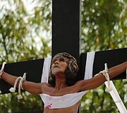 Filipinuose tikintieji kra&scaron;tutinėmis priemonėmis atkartoja Kristaus nukryžiavimą