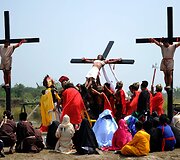 Filipinuose tikintieji kra&scaron;tutinėmis priemonėmis atkartoja Kristaus nukryžiavimą