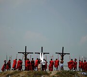 Filipinuose tikintieji kra&scaron;tutinėmis priemonėmis atkartoja Kristaus nukryžiavimą
