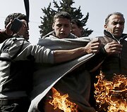 Migrantai Idomeni stovykloje i&scaron; nevilties bando pasidegti