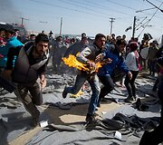 Migrantai Idomeni stovykloje i&scaron; nevilties bando pasidegti