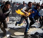 Migrantai Idomeni stovykloje i&scaron; nevilties bando pasidegti
