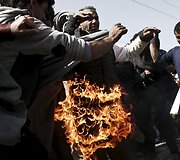 Migrantai Idomeni stovykloje i&scaron; nevilties bando pasidegti