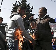 Migrantai Idomeni stovykloje i&scaron; nevilties bando pasidegti