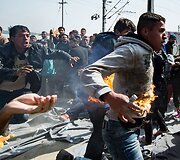 Migrantai Idomeni stovykloje i&scaron; nevilties bando pasidegti