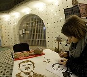 Menininkė Jolita Vaitkutė Luki&scaron;kių kalėjime dėliojo H.Daktaro ir V.Uspaskicho portretus
