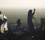 Migrantė ruo&scaron;ia džiauti skalbinius Idomeni stovykloje Graikijoje