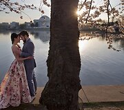 Pora pozuoja romanti&scaron;koje fotosesijoje Va&scaron;ingtone