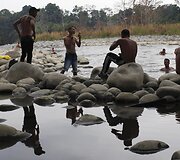 Migrantai i&scaron; Kubos prausiasi Kosta Rikos upėje
