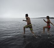 Turistai maudosi kar&scaron;tųjų versmių krateriniame ežere Desep&scaron;eno saloje Antarktidoje