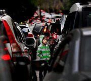 Mergaitė Beirute pra&scaron;o i&scaron;maldos i&scaron; pravažiuojančių automobilių vairuotojų