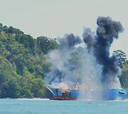Indonezija sprogdina jos vandenyse žvejojančius nelegalius žvejybinius laivus