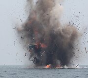 Indonezija sprogdina jos vandenyse žvejojančius nelegalius žvejybinius laivus