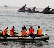 Indonezija sprogdina jos vandenyse žvejojančius nelegalius žvejybinius laivus