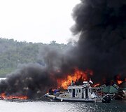 Indonezija sprogdina jos vandenyse žvejojančius nelegalius žvejybinius laivus
