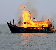 Indonezija sprogdina jos vandenyse žvejojančius nelegalius žvejybinius laivus