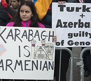 Armėnijoje į demonstraciją dėl neramumų Kalnų Karabache susirinko tūkstančiai