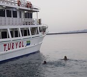 Aktyvistai &scaron;oko į vandenį, bandydami sutrukdyti deportacijai