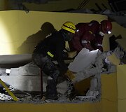 Ekvadore po pražūtingo žemės drebėjimo gelbėtojai teberanda gyvų likusių žmonių