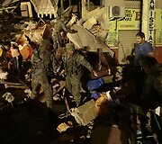 Ekvadore po pražūtingo žemės drebėjimo gelbėtojai teberanda gyvų likusių žmonių