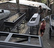 Nesibaigiančios gaujų žmogžudystės privertė visus Salvadoro Chukuapos miestelio gyventojus imtis karstų gamybos verslo