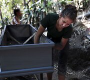Nesibaigiančios gaujų žmogžudystės privertė visus Salvadoro Chukuapos miestelio gyventojus imtis karstų gamybos verslo