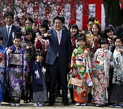 Japonijos ministras pirmininkas pozuoja nuotraukai 