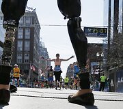 Bostono maratono dalyvė, netekusi kojų per įvykdytą sprogdinimą, pasitinka kitus bėgikus