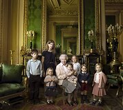 Karalienė Elizabeth II su visais savo anūkais