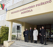 Vilniaus Aleksandro Pu&scaron;kino mokyklos moksleiviai sodino ąžuoliukus