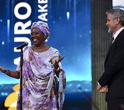 Clooney Jerevane įteikė Au&scaron;ros apdovanojimą burundietei, per karą priglaudusiai tūkstančius na&scaron;laičių