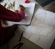 Mergaitės, abi netekusios kojos per žemės drebėjimą Nepale, po metų &ndash; geriausios draugės