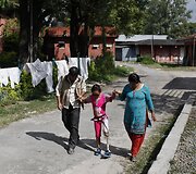 Mergaitės, abi netekusios kojos per žemės drebėjimą Nepale, po metų &ndash; geriausios draugės