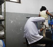 Mergaitės, abi netekusios kojos per žemės drebėjimą Nepale, po metų &ndash; geriausios draugės