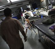 Mergaitės, abi netekusios kojos per žemės drebėjimą Nepale, po metų &ndash; geriausios draugės