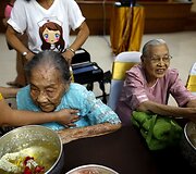 Tam, kad pasirūpintų savo senstančiais artimaisiais tailandiečiai i&scaron;leidžia beveik trečdalį savo pajamų
