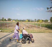 Tam, kad pasirūpintų savo senstančiais artimaisiais tailandiečiai i&scaron;leidžia beveik trečdalį savo pajamų