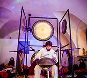 Tomas groja Lietuvoje labai neįprastu instrumentu
